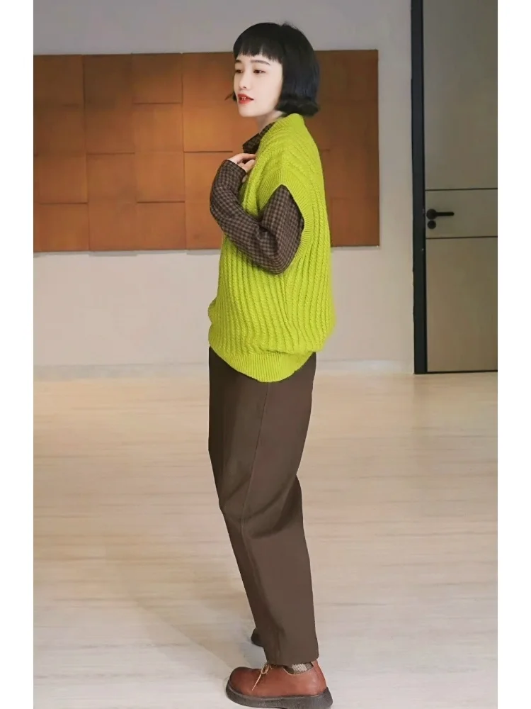 大人可愛い服 50代コーデ | Vネックニットベストで実践する自然な優雅さのガイド
