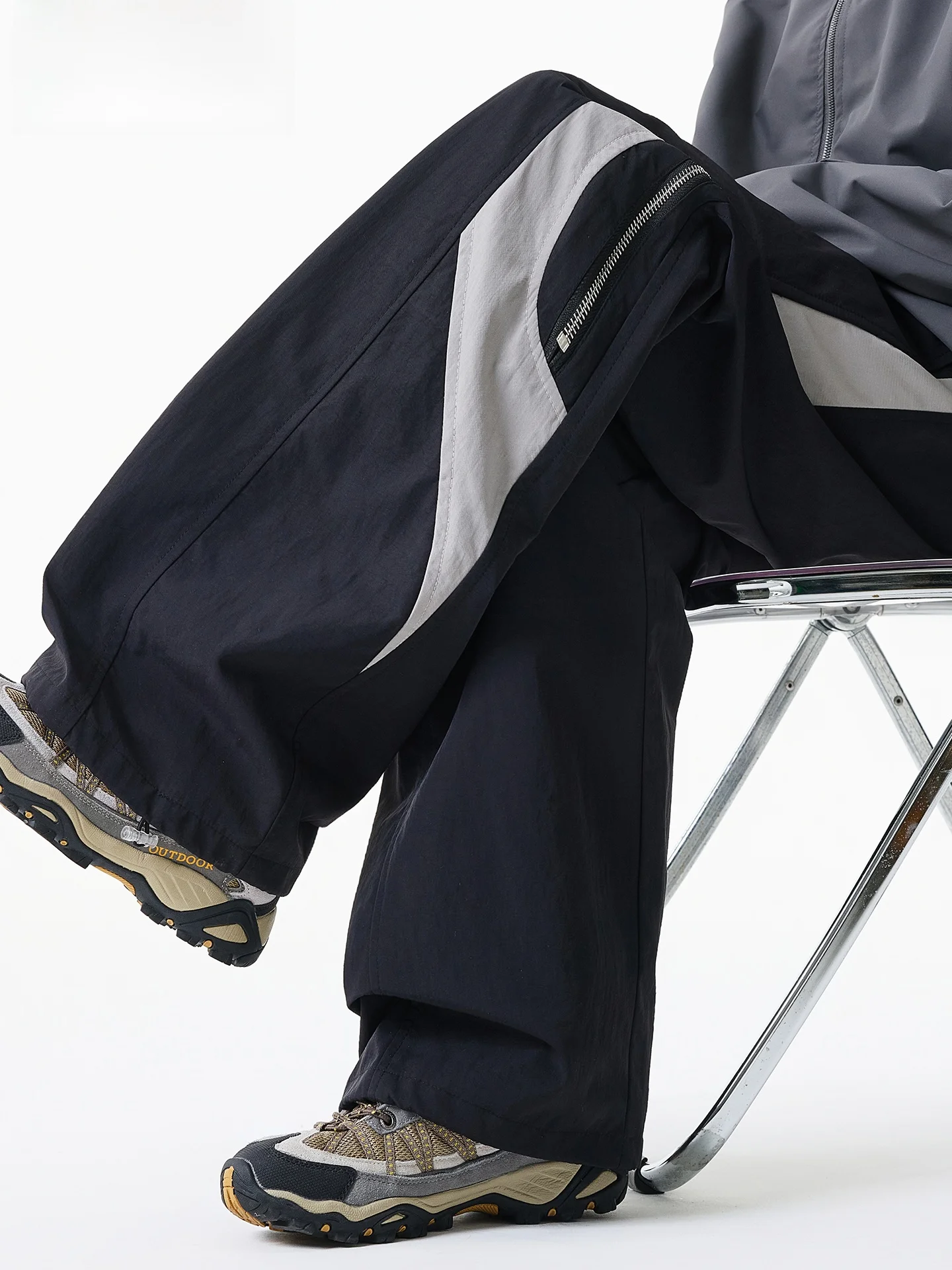 カーゴパンツとパーカーを混ぜるなら、どんな組み合わせが自然でスタイリッシュか？