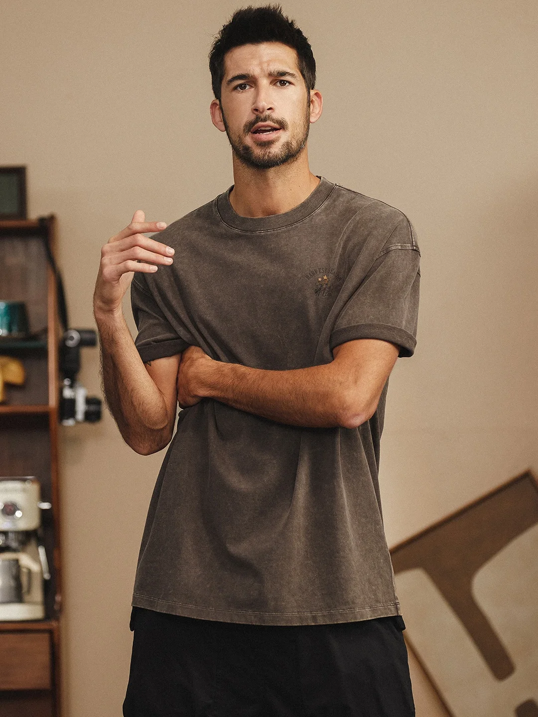メンズTシャツの着こなしは、デザインと機能のバランスで決まる？