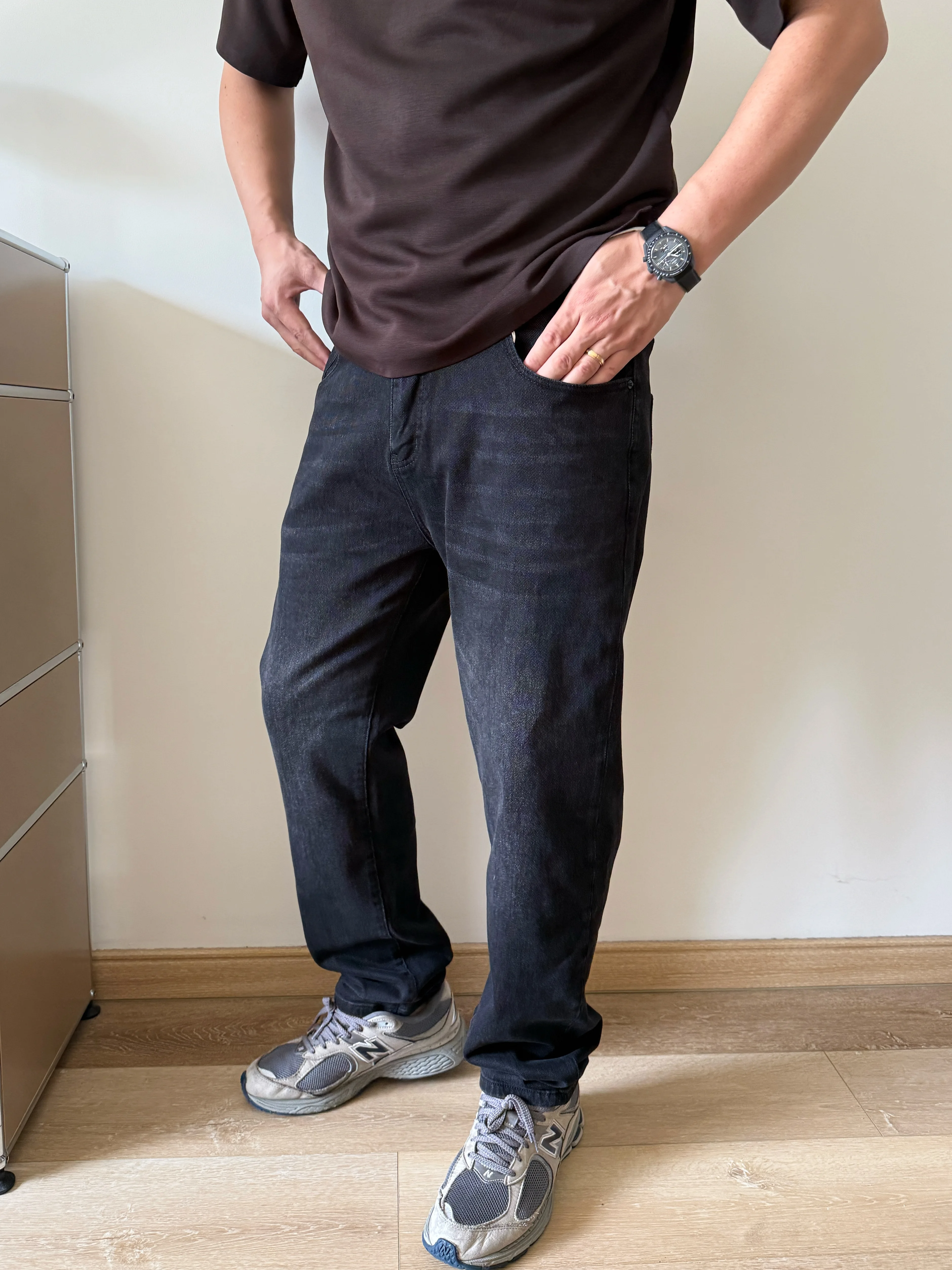 秋用 メンズブラックデニムパンツ：洗い加工とゆったりフィット感で日常使いに最適な選択