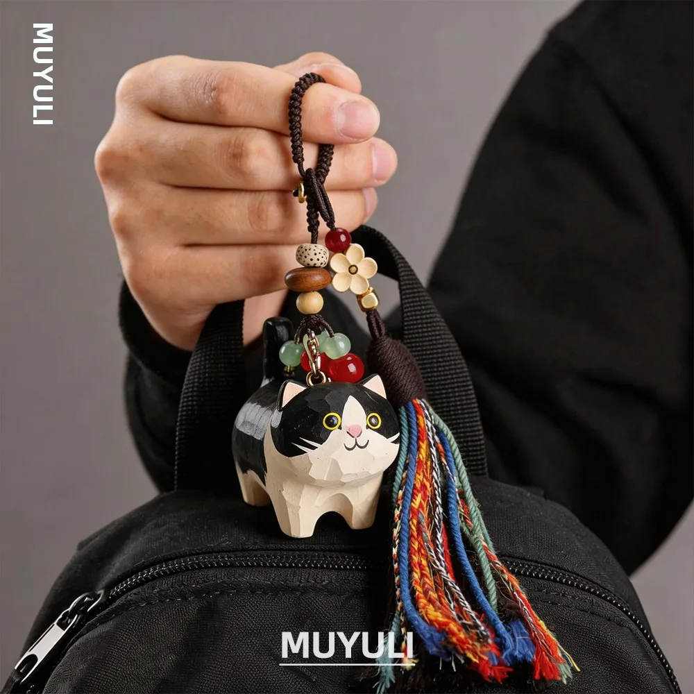 手作り木彫りの牛猫キーホルダー：ペットモチーフのアクセサリーとしての実用性とデザイン性