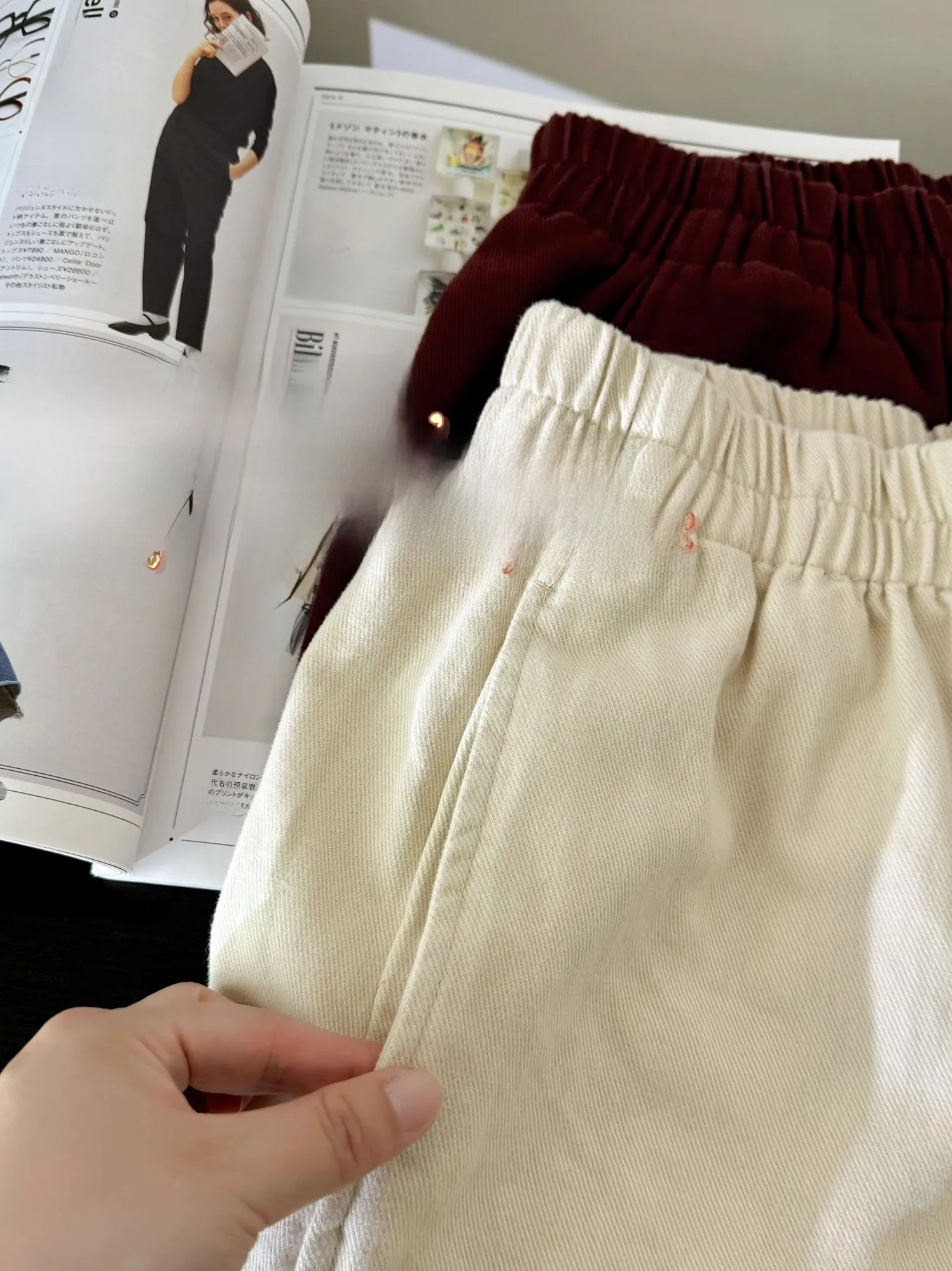 カーゴパンツ コーデ レディース | ゆったりワイドスタイルと天竺コットンの特徴