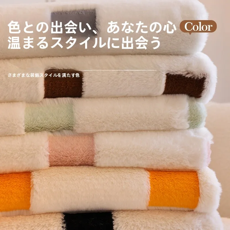 グレーソファーに合うラグとしての防滑仕様うさぎファーソファマットの実用性と選定基準