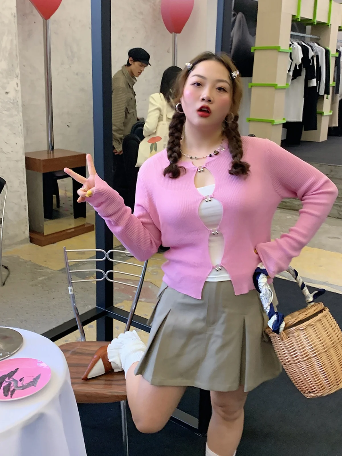 プリーツスカート コーデ 完全ガイド｜トップス選びのルールと自然なスタイルの実現法