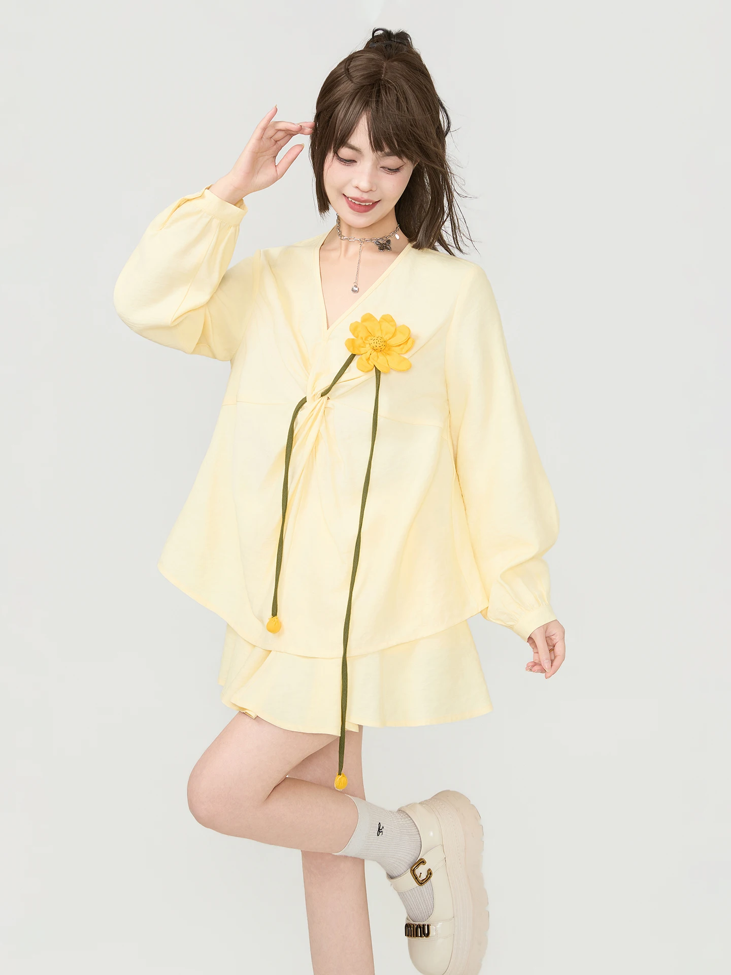 明るい服を選ぶときに迷うなら、このイエローのセットアップが救う