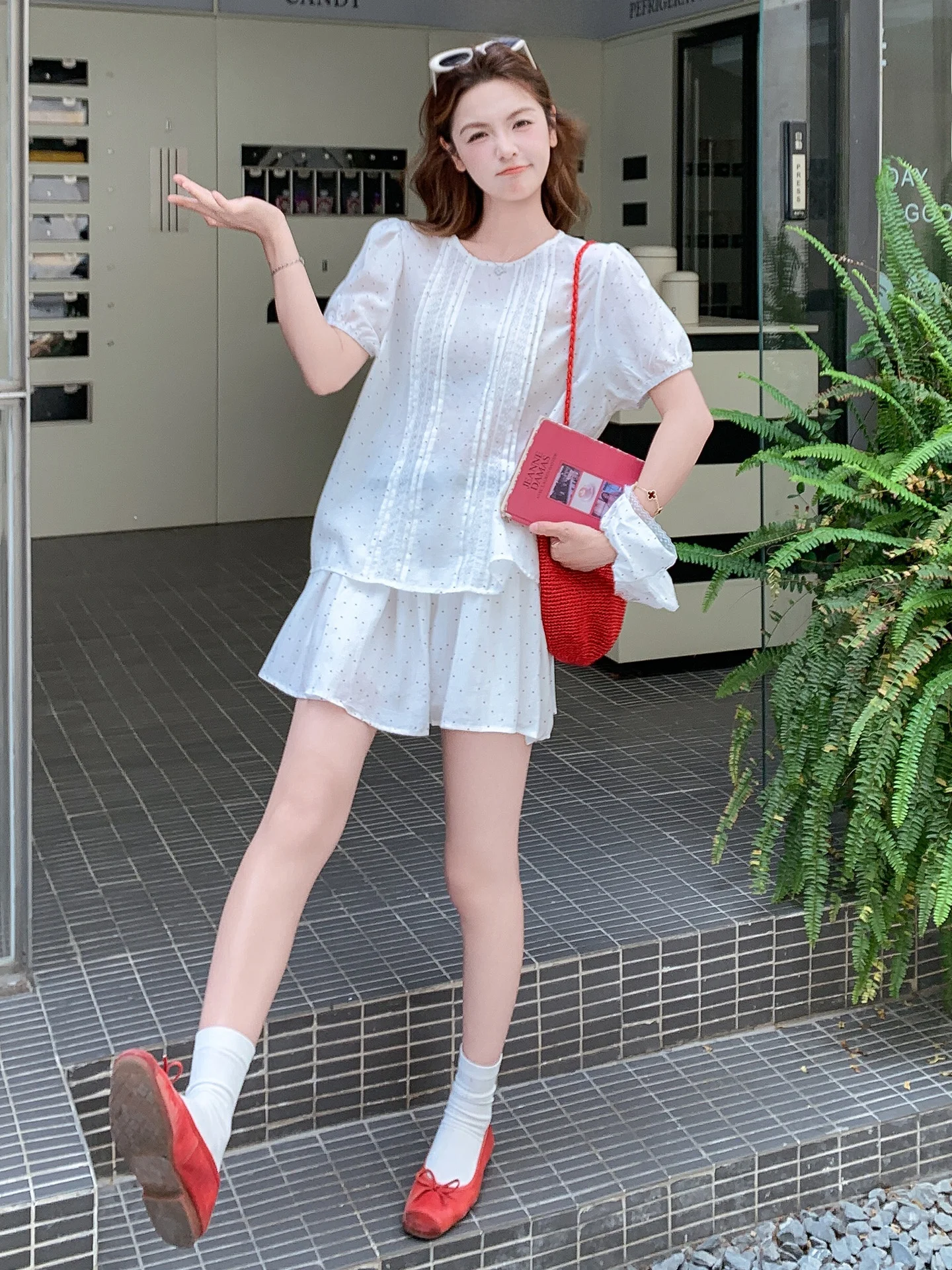 ドットスカートの夏コーデはどうやって着る？白のトップスとミニスカートのセットで失敗しないスタイルを解説