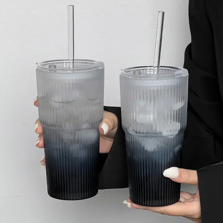マット質感のグラデーションブラックストロー付きタンブラー【大容量・蓋付き・飲み物用】