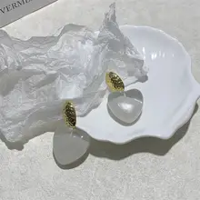 白色ハートデザインの大ぶりイヤリング【樹脂製・ユニークデザイン】