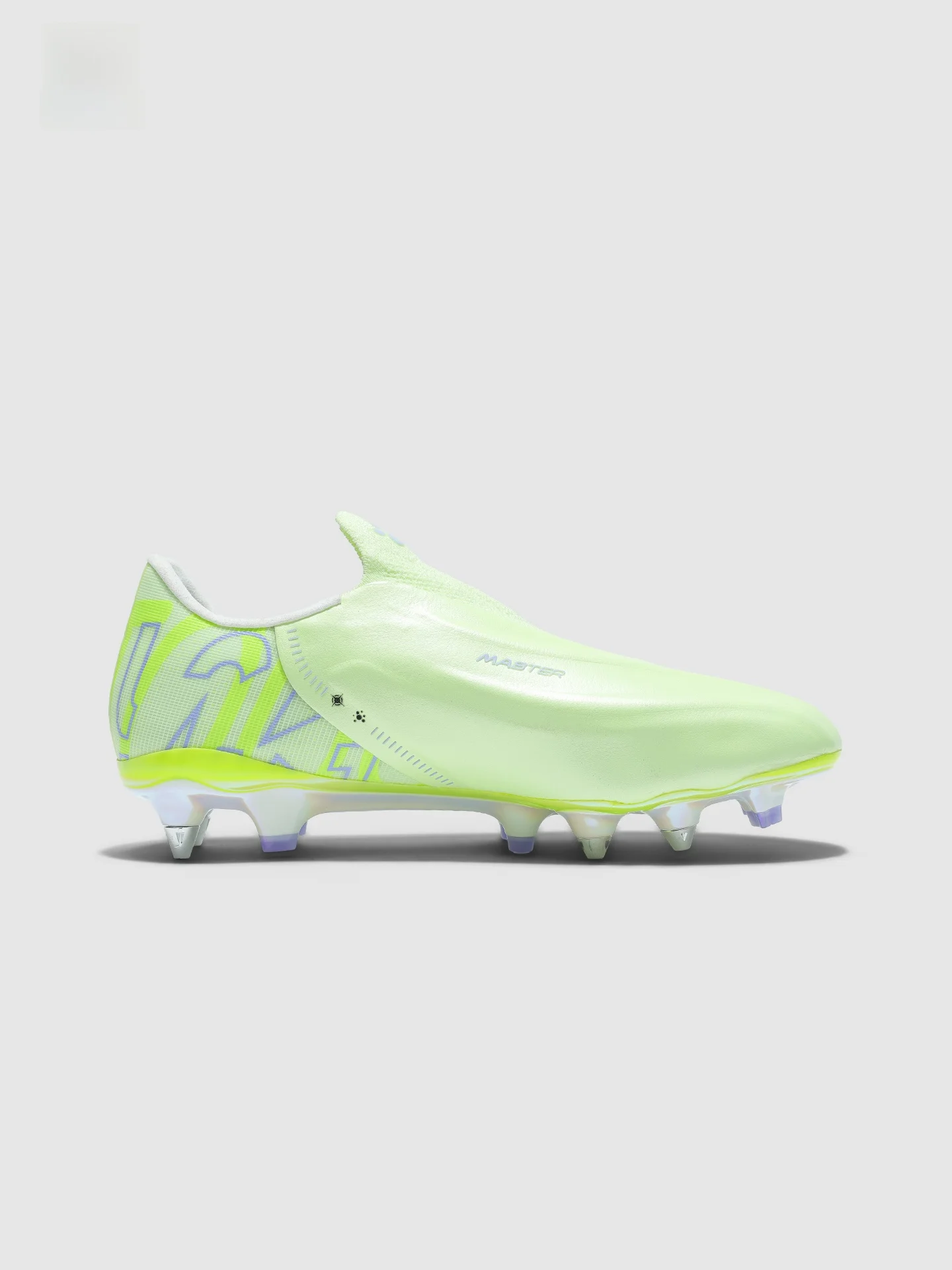 サッカーボツをどう選ぶ？天然芝で活躍するKELMEのトレーニングシューズが本当の価値を教えてくれる