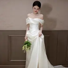 シンプルで上品なデザイン！オフショルダーサテン風軽婚礼衣装【トレイン付き・ウェディング用】
