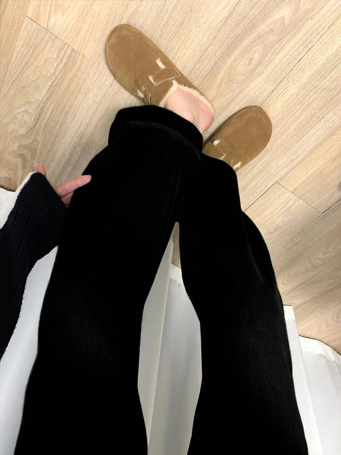 黒デニムワイドパンツはどんな感じ？秋冬に最適な「暖かい裏地」が解決するリアルな体験