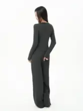 グレーの長袖Tシャツ【肩出しデザイン・秋用・カジュアル・スポーツウェア】（セットアップ対応）