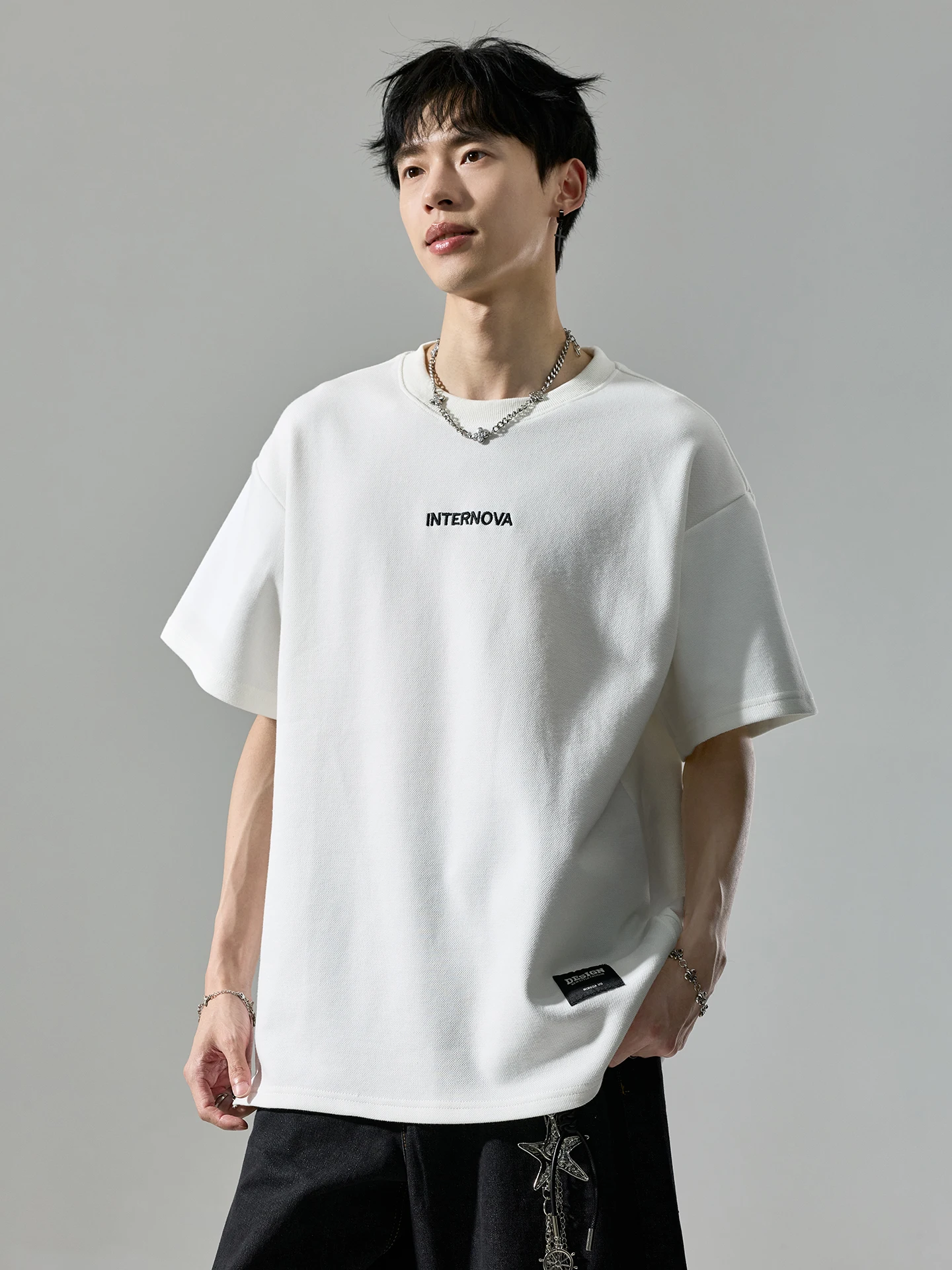 tシャツ ワンポイント 刺繍：SZONの白色短袖Tシャツが提供するカジュアルデザインの実用性