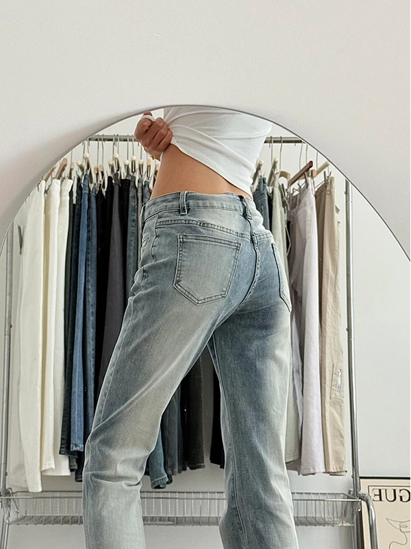 40代のストリートファッションに合う、浅色ローレグフ  レアデニムパンツは本当に必要？