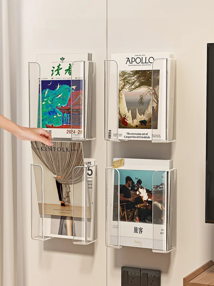壁掛け雑誌ラックN-138：透明アクリルでシンプルな展示を実現