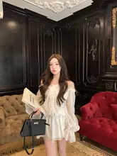 一字肩の白シャツワンピース【フリルデザイン・露肩】