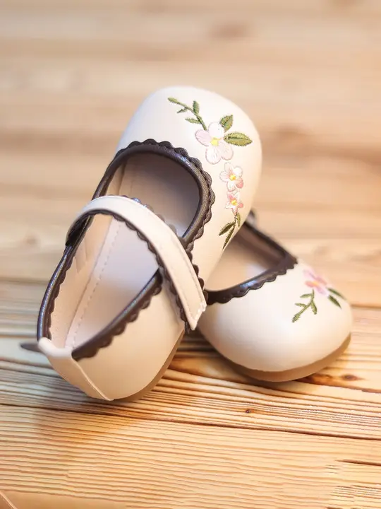 子供用 プリンセスシューズ【秋用・ベージュ・柔らかいソール・トレンドデザイン】