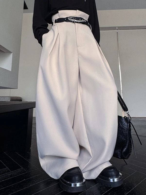 立体プリーツワイドパンツ：裾折りが服装バランスを整える実用的なデザイン
