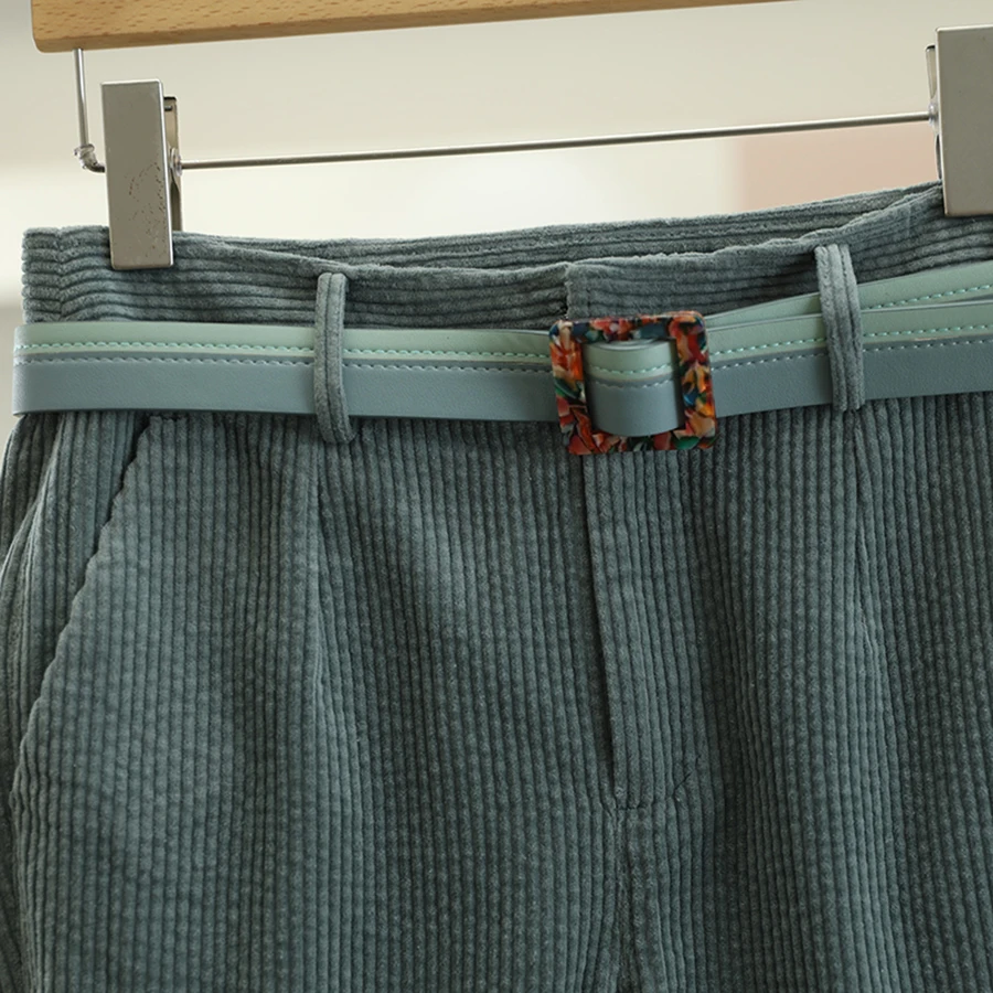 通勤パンツに悩むあなたに、今こそ選ぶべき「シンプルで洗練されたストレートパンツ」は？