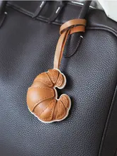 真皮製の牛角型キーホルダー【ハンドメイド・車用装飾に最適】