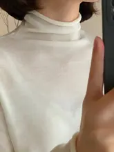 シンプルなデザインのハイネックニットトップス【ホワイト・秋冬用・重ね着対応】