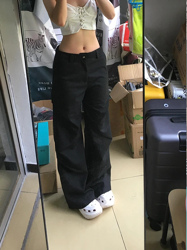 カーゴパンツに合う服 レディースの着こなし：ロングブラックワイドレッグカーゴパンツの実用性とコーデパターン