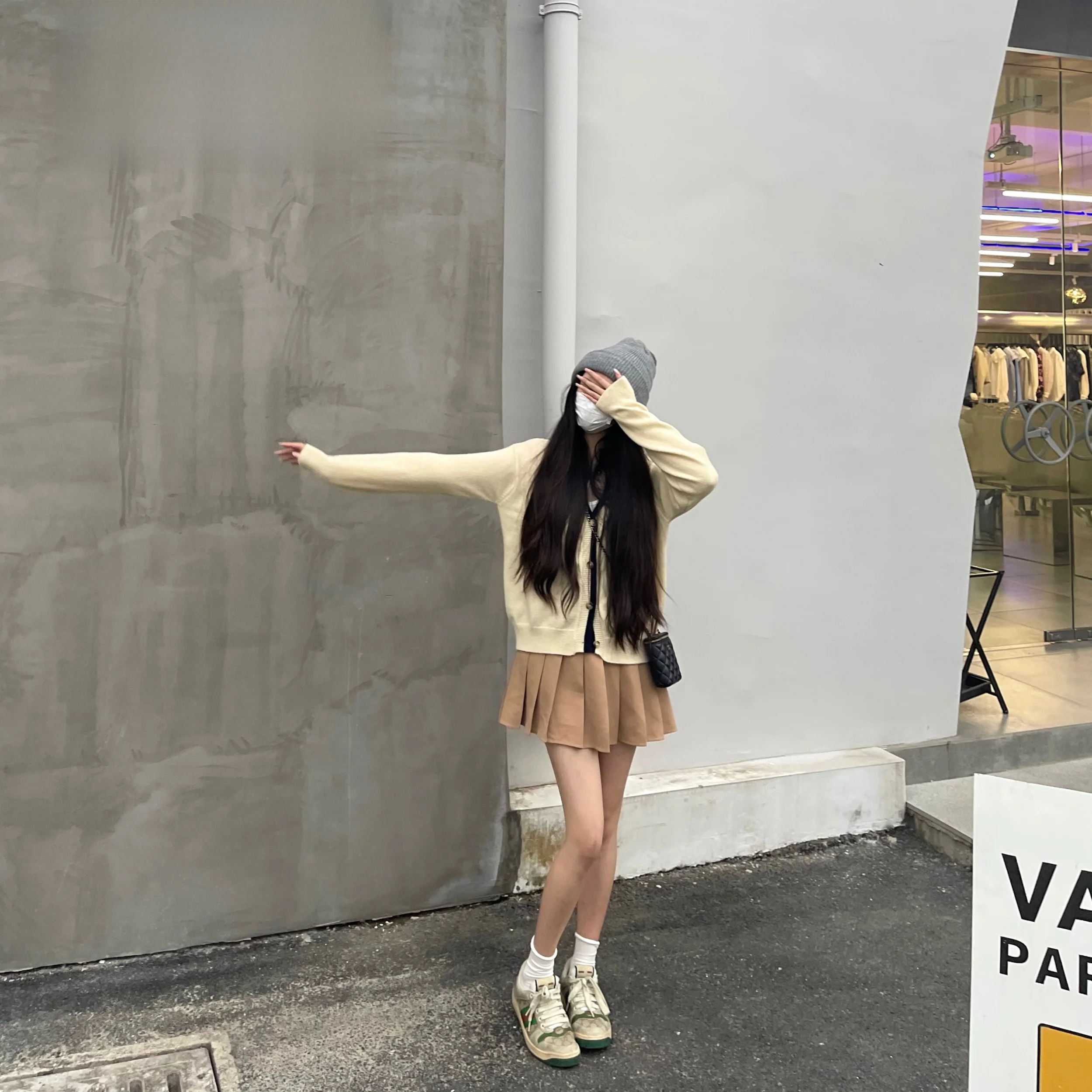 カシミア風ベージュのプリーツスカート：秋冬に最適な高腰デザインと防走光機能