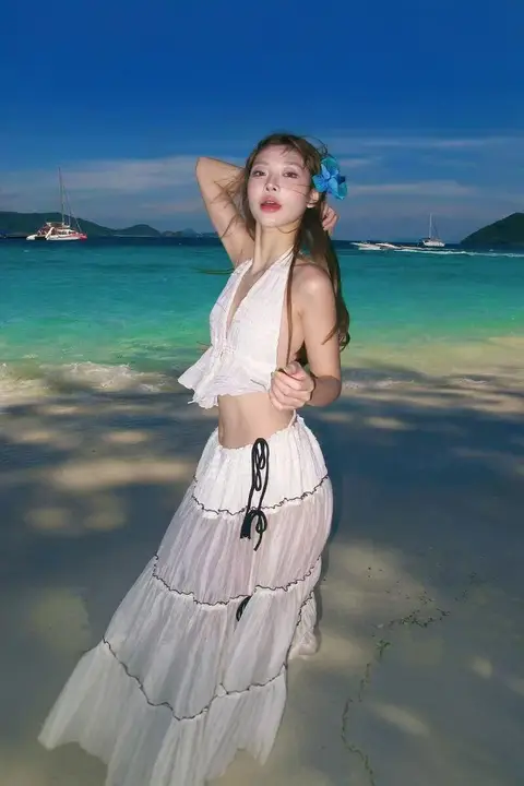 リゾートスタイルの背中開きビタミンカラーVネックワンピース【フレンチテイスト・ロング・女性用】（セットアップ対応）