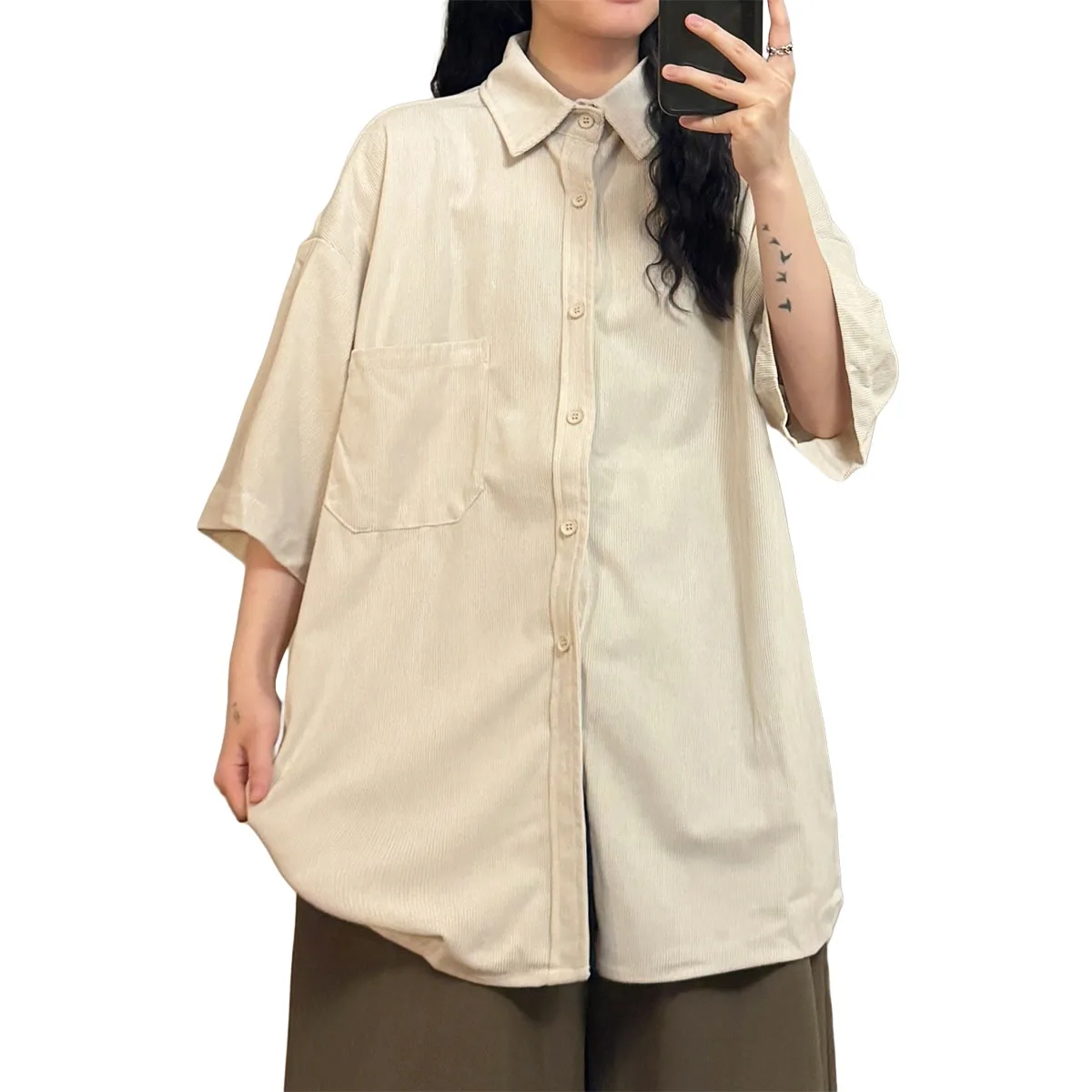 レイヤード 白シャツを着るなら、まずはこの1着で決めるべき？