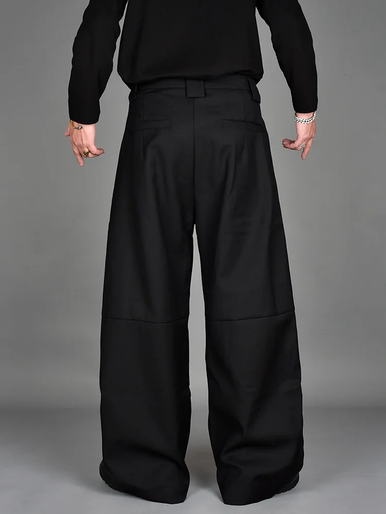 リラクシーなシルエットのワイドレッグパンツ：暗黒風の日常スタイルに最適なメンズパンツ