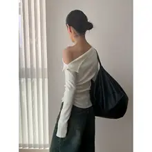 秋のオシャレなデザイン！斜めに開いた肩のフィットニットトップス【長 袖・柔らかい素材・タイトなシルエット】