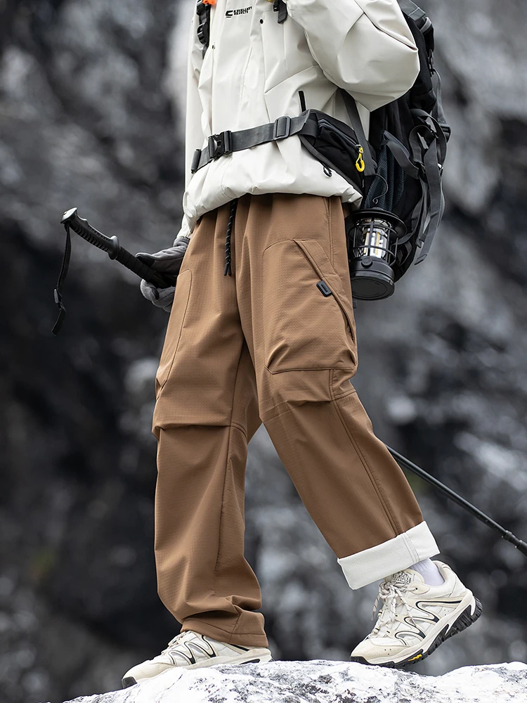 防水・防風の高機能アウトドア登山パンツ：秋冬シーズンの軽装登山に最適な工装スタイル
