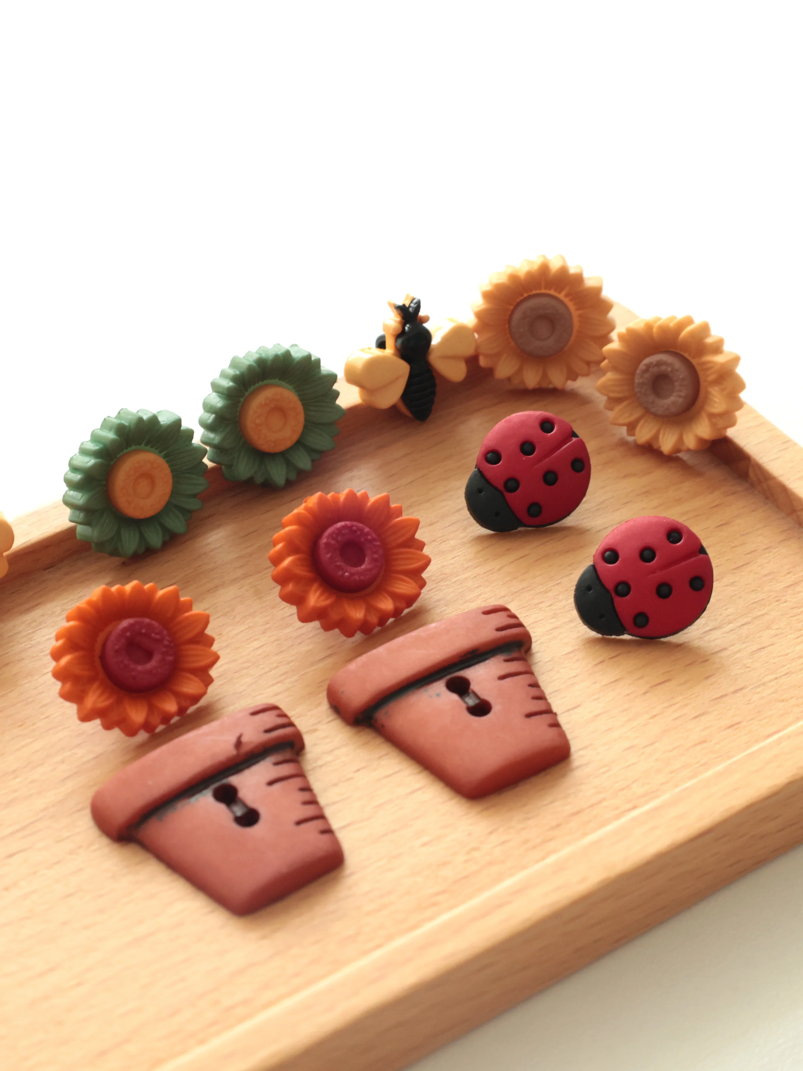 かわいい どんぐり アート デザインの個性を生む樹脂ボタン