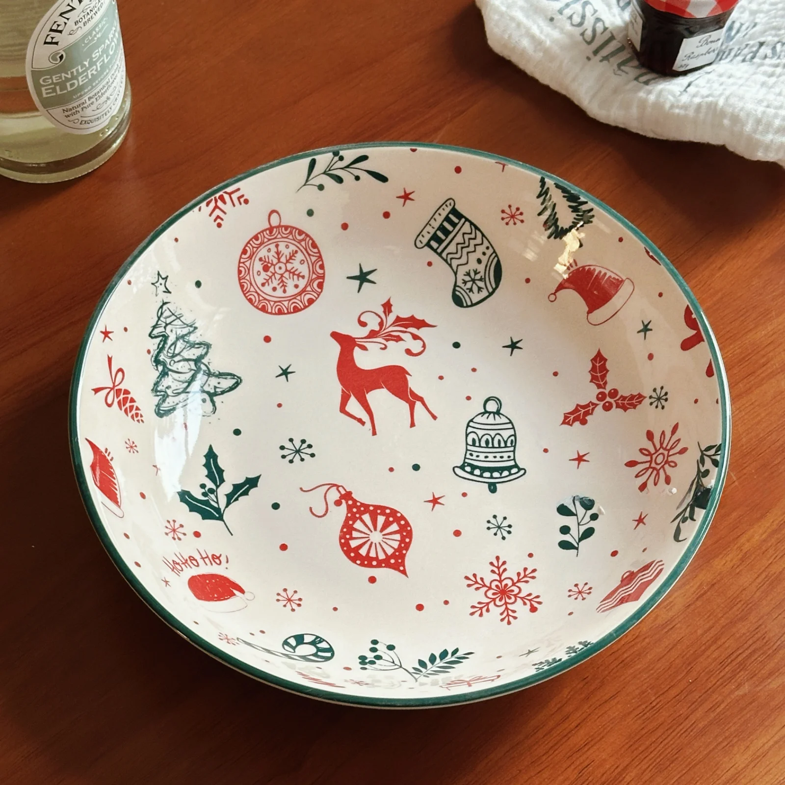 クリスマスデザインの陶器食器セット：12月のプレゼント選びに最適な季節感と実用性を兼ね備えた選択