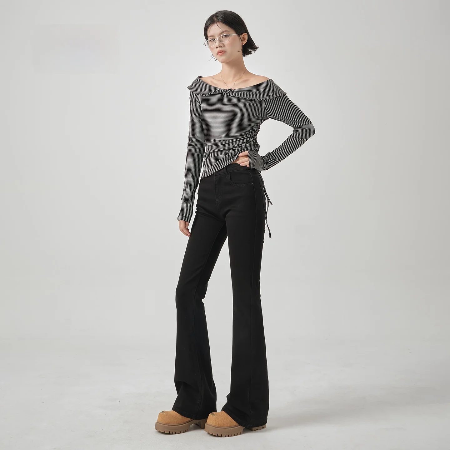 高腰ストレッチデニムパンツ：骨格ストレート女性に最適なフレアデザインの実用性と着用シーン