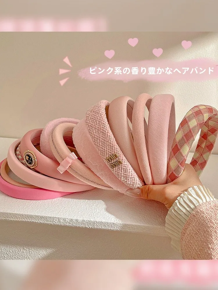 ピンクのヘアバンドは女性向けのシンプルで甘いデザインが特徴