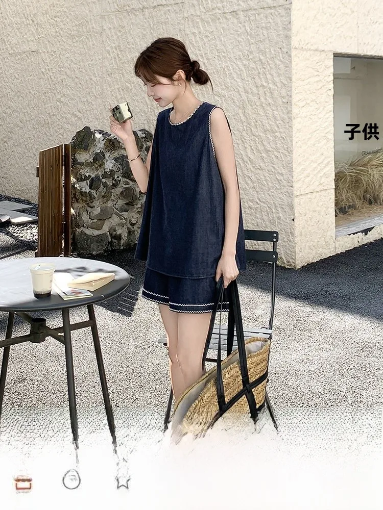 夏のBBQに合うカジュアルセットアップ：牛仔刺繍無袖タンクトップとショートパンツの組み合わせ