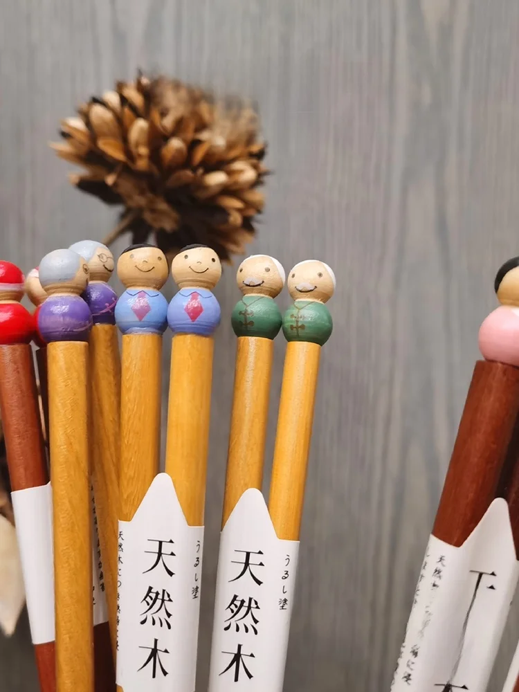 かわいいカートゥーンデザインの日本風木製箸：創意的な家庭用デザインの実用性と使い分け