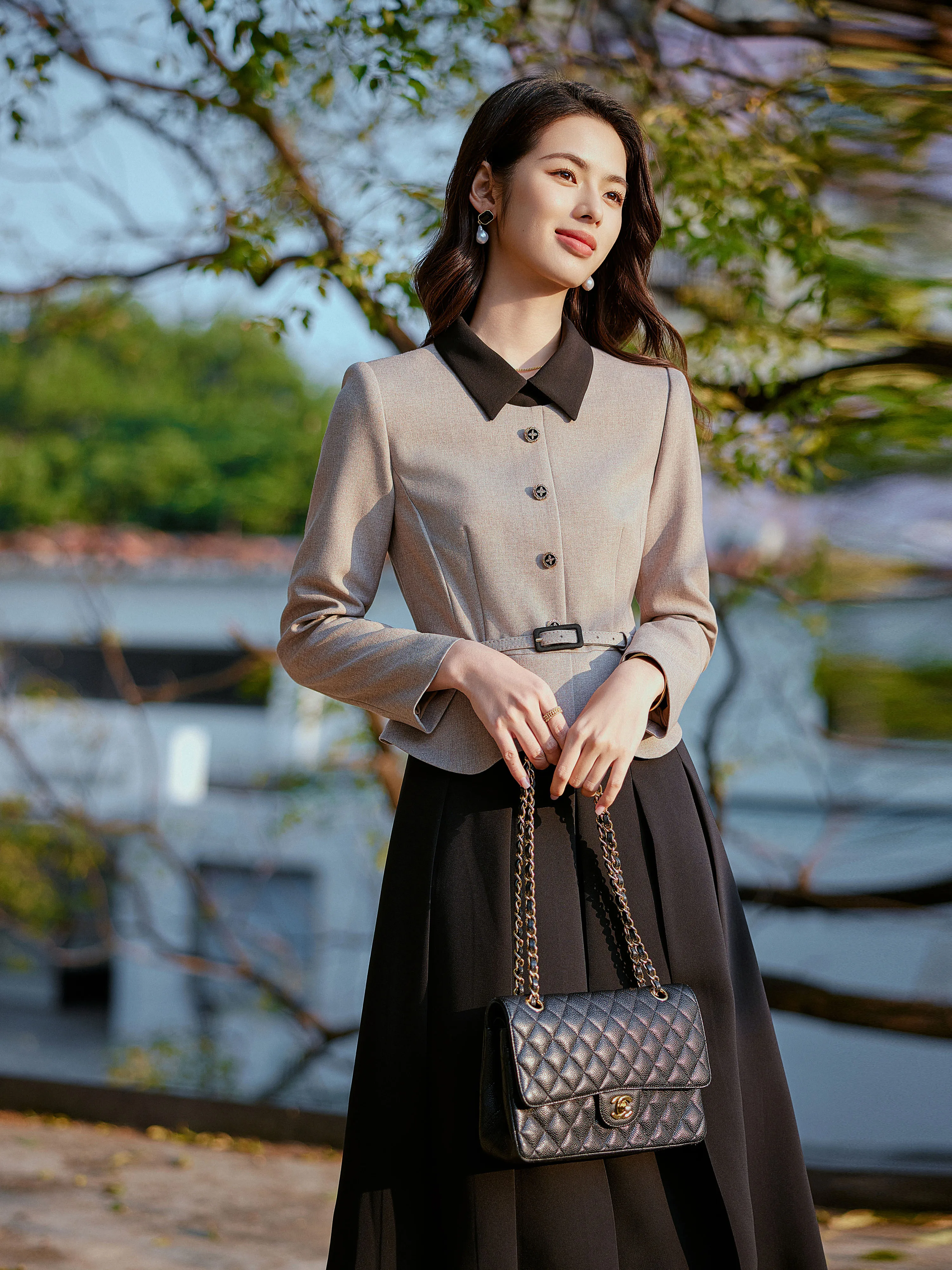 女性向け正装としての高端感漂う2色使いドレス【フォーマル・スーツスタイル】