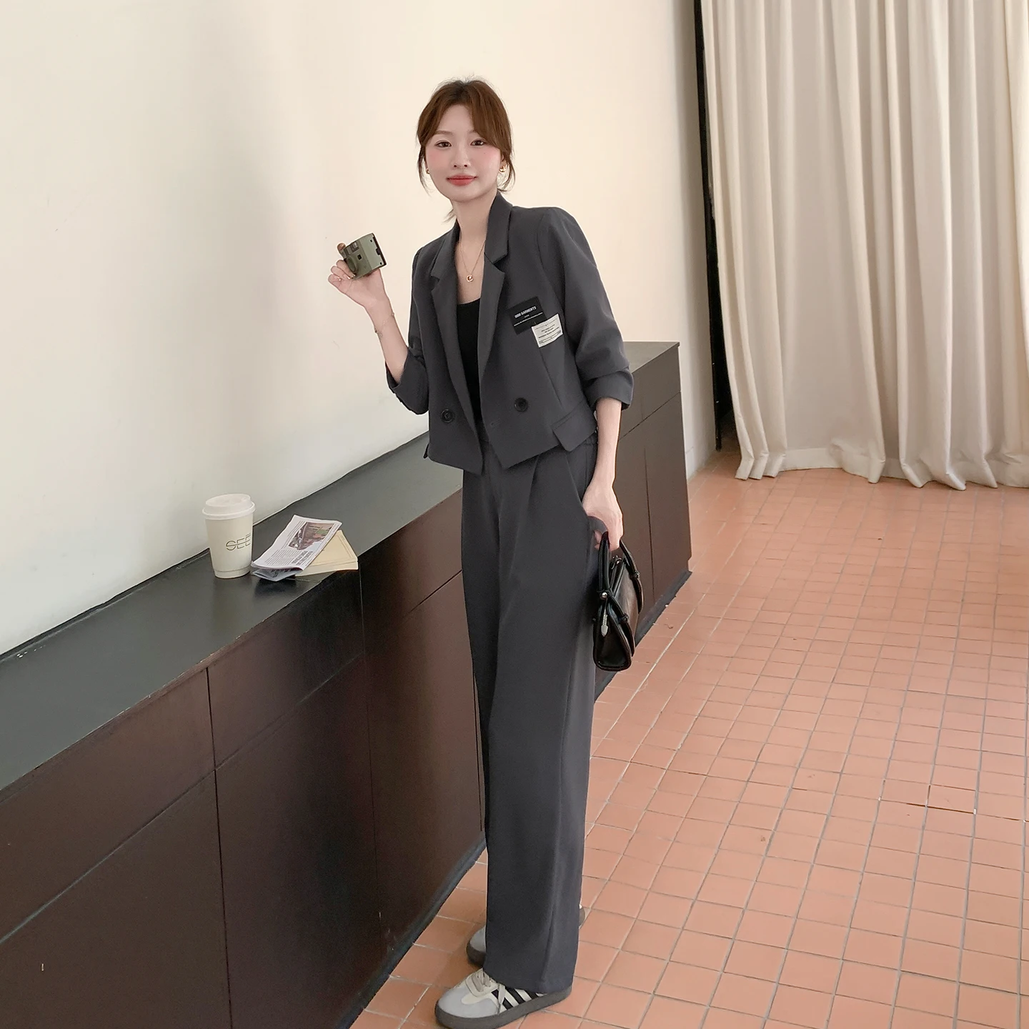 グレーのスーツは本当に万能？通勤からデートまで使えるコーデの選び方