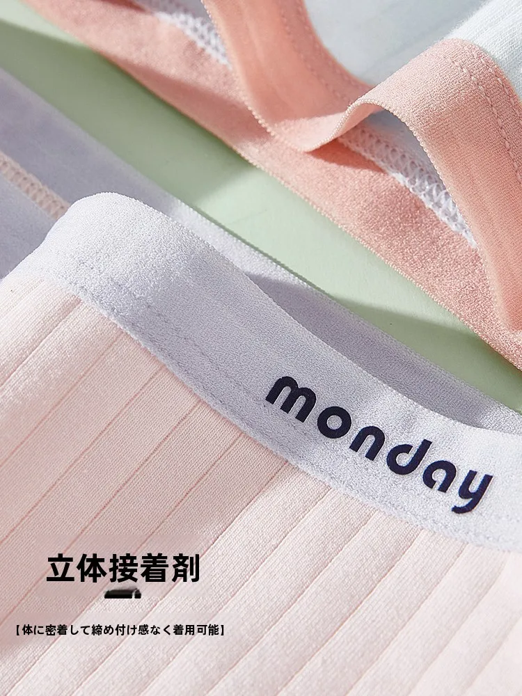 パンツスーツのインナーは、どんなものにすべき？