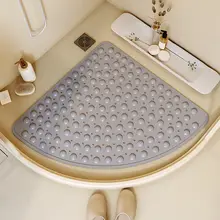 扇形防滑バスルームマット【お風呂・トイレ用・防水】