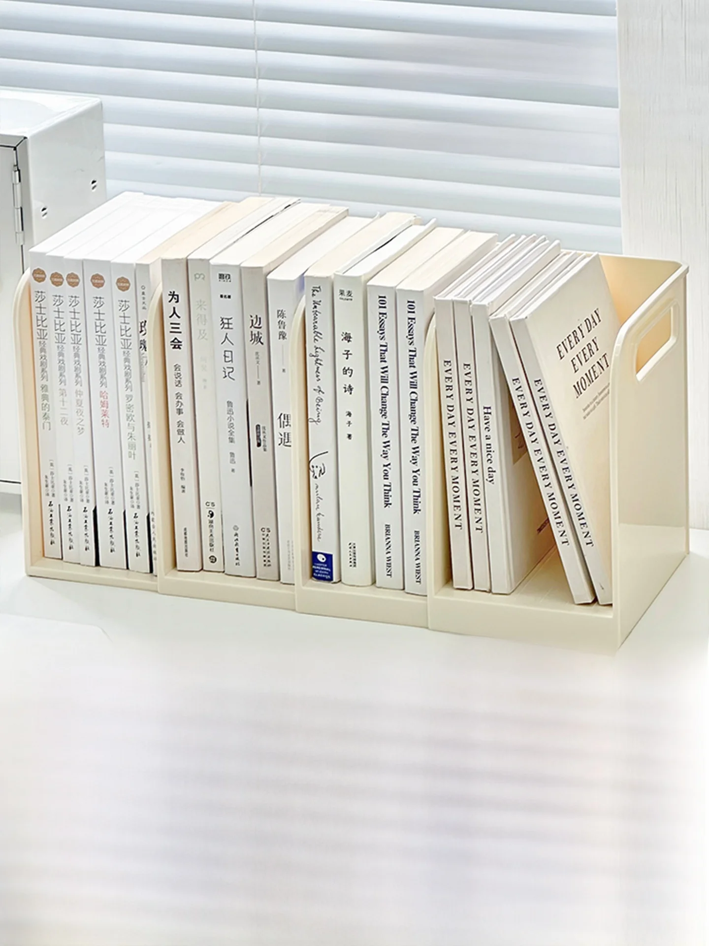 伸縮式ブックエンド：インダストリアル書斎に最適な収納仕切りの設計と実用性