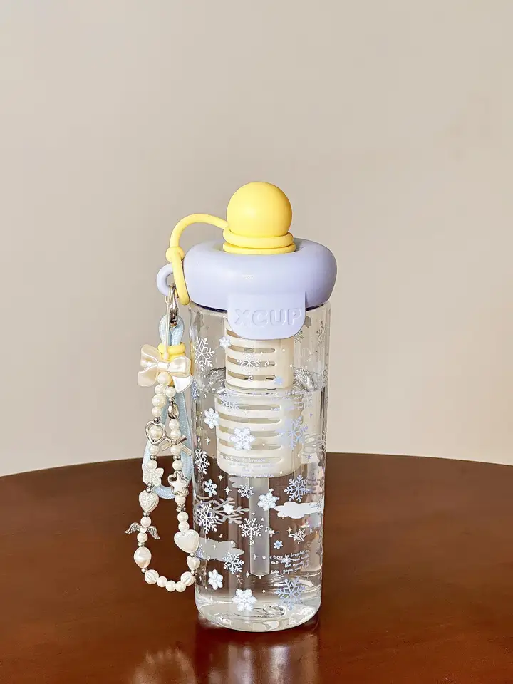 雪花模様プラスチック水筒【大容量・携帯用・ストロー付き・学生向け】