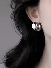 金属製の重厚感あるイヤリング【ファッショナブルなデザイン・女性用】
