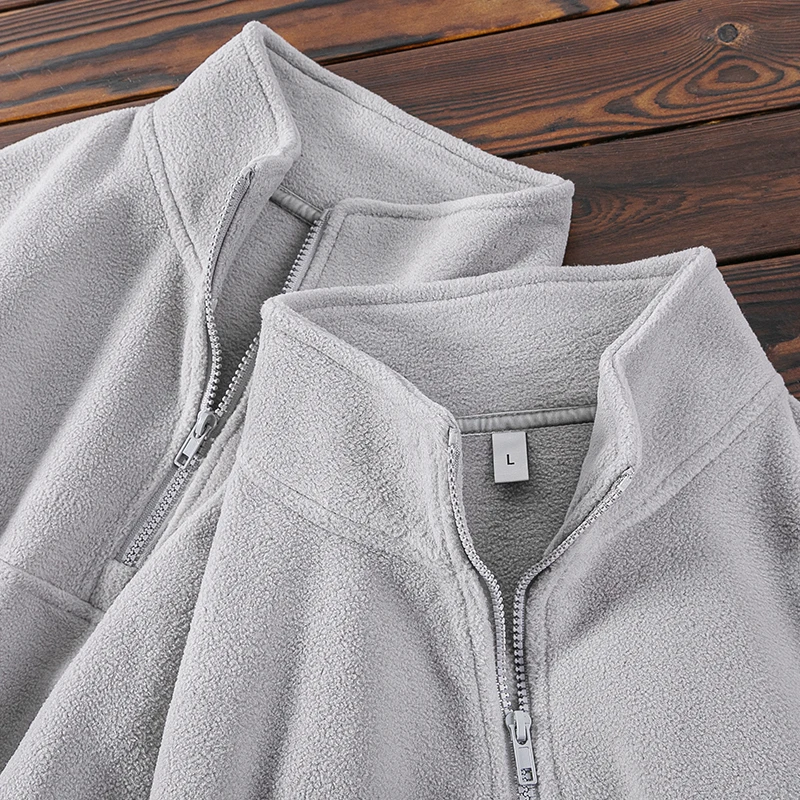 気温15度から3度の差に合う服は？シンプルなグレーのフリースパーカーが救う冬の着こなし