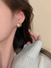 猫目石風ピアス【個性的でおしゃれ・耳たぶに優しい・美しいデザイン】