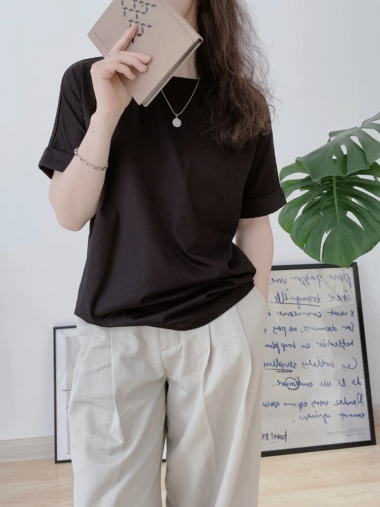 ママコーデの基本スタイルとは？ドロップショルダーTシャツで失敗しない日常コーデを徹底解説
