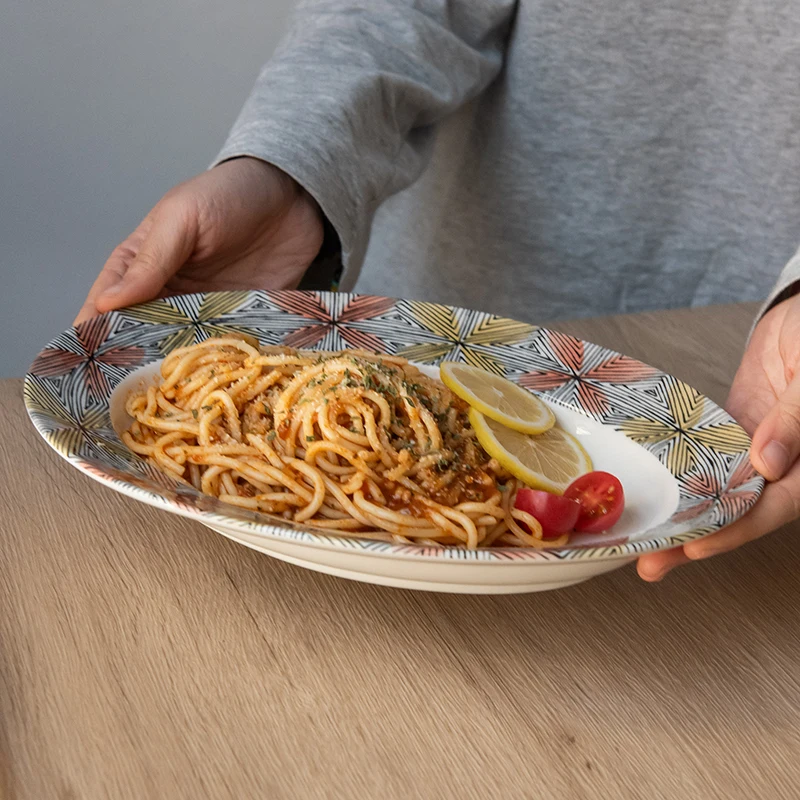 カラフルなラインデザインの陶器深皿：一人暮らし向けシンプルで洗いやすいオーバル型プレート
