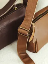 上質な牛革の調節可能なショルダーバッグ【シンプルでスタイリッシュ】